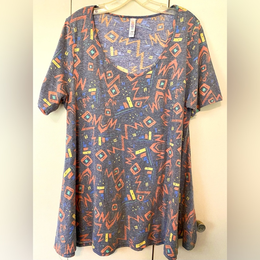 LuLaRoe Perfect Tee. Size large. Vibrant unique design.